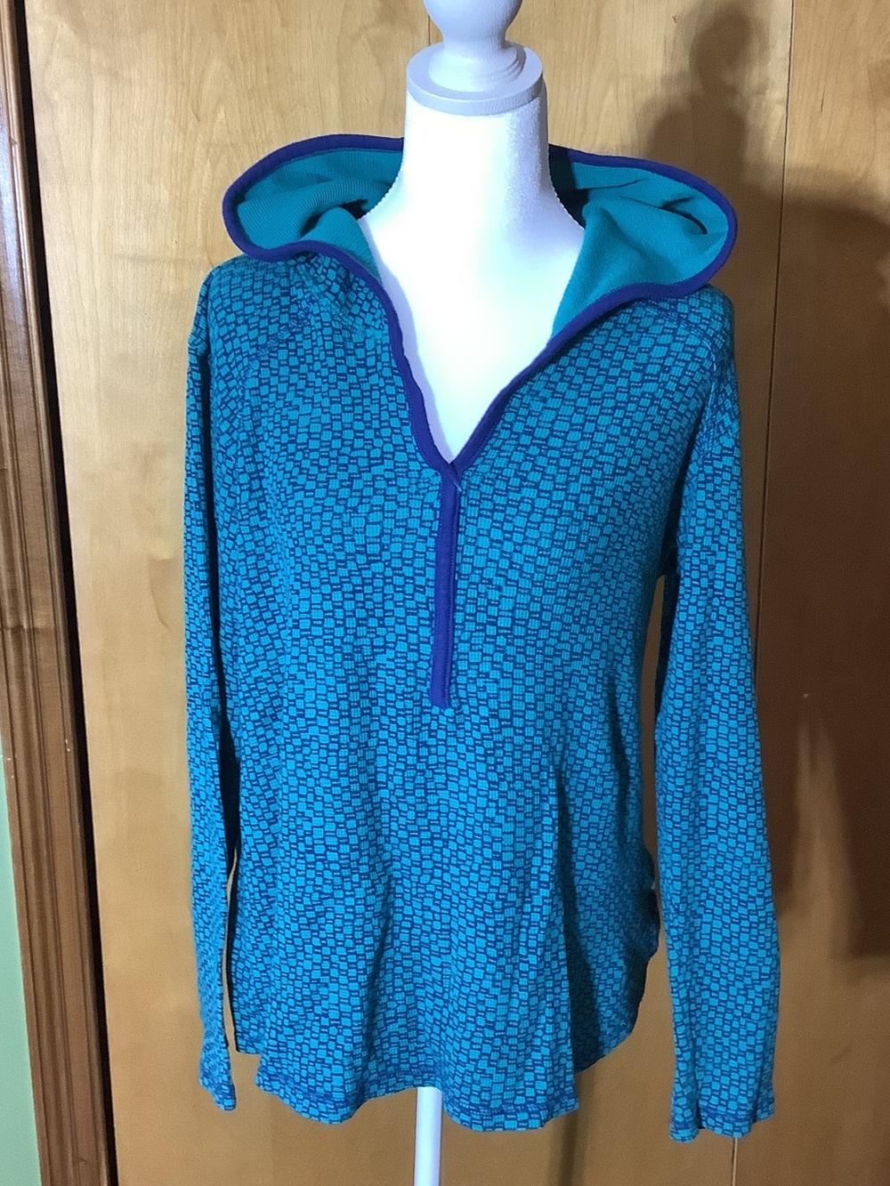 Columbia teal and black royal blue hoodie, size XL